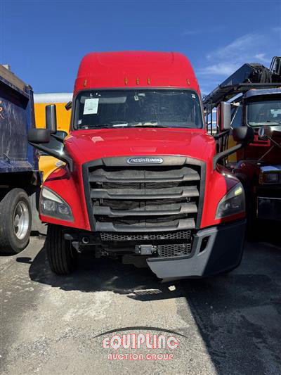 2019 Freightliner CASCADIA 6X4 T/A SLEEPER TRUCK