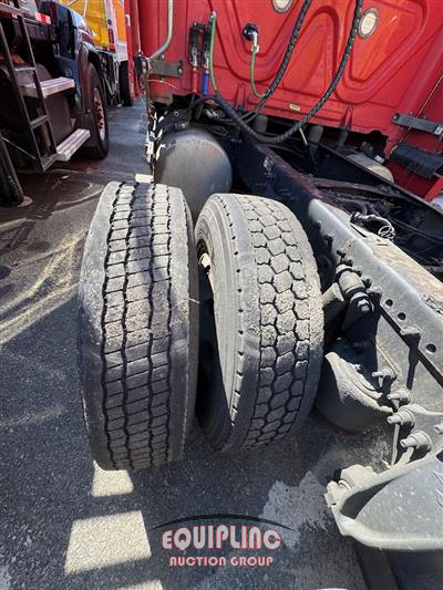 2019 Freightliner CASCADIA 6X4 T/A SLEEPER TRUCK