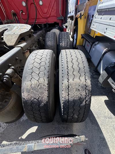 2019 Freightliner CASCADIA 6X4 T/A SLEEPER TRUCK