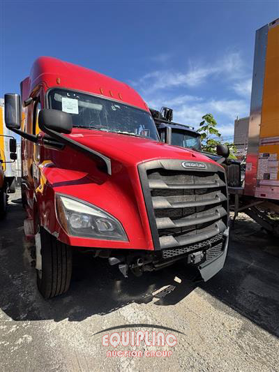 2019 Freightliner CASCADIA 6X4 T/A SLEEPER TRUCK