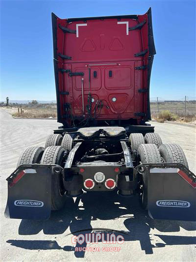 2021 Freightliner CASCADIA 6X4 T/A SLEEPER TRUCK