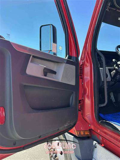 2021 Freightliner CASCADIA 6X4 T/A SLEEPER TRUCK