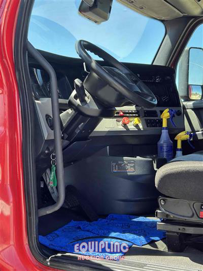 2021 Freightliner CASCADIA 6X4 T/A SLEEPER TRUCK