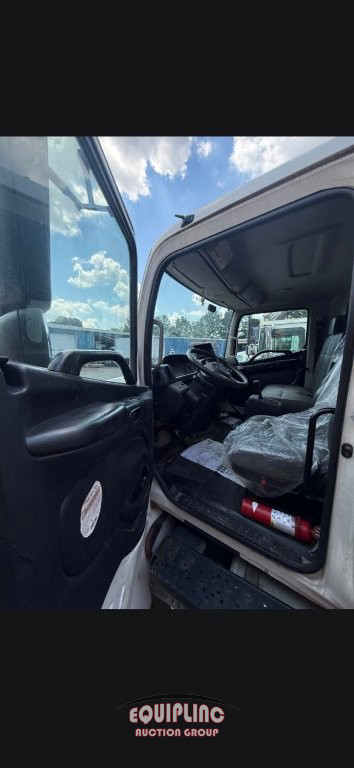 2019 Hino 268A 24' BOX TRUCK