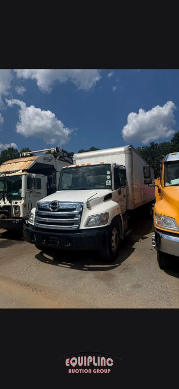 2019 Hino 268A 24' BOX TRUCK