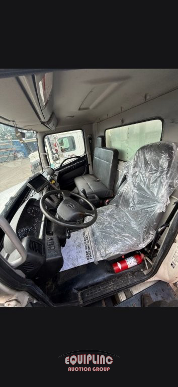 2019 Hino 268A 24' BOX TRUCK