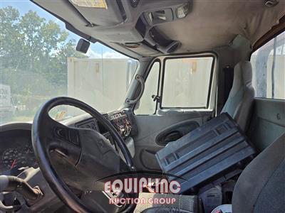 2003 International 4400 4X2 S/A ROLLBACK WITH LIF