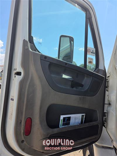 2012 Freightliner Cascadia CA113DC 6X4 T/A DAY C