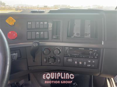 2019 Volvo VNL64T860 6X4 T/A SLEEPER TRUC