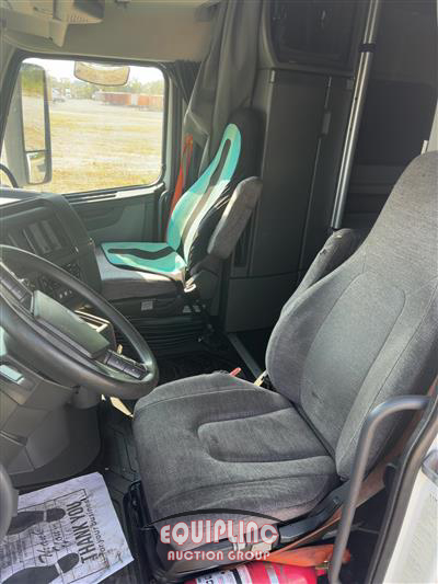 2019 Volvo VNL64T860 6X4 T/A SLEEPER TRUC
