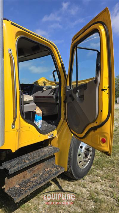 2019 Freightliner M2 4X2 26FT NON CDL BOX TRUCK