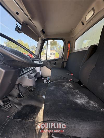 2019 Freightliner M2 4X2 S/A 26FT NON CDL BOX TR