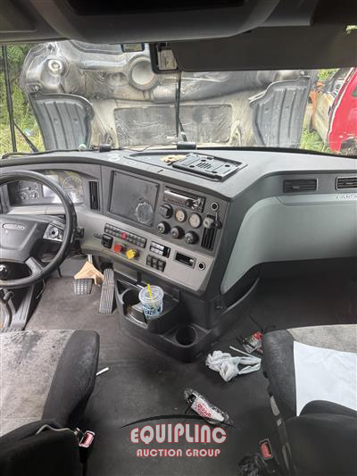 2019 Freightliner CASCADIA 6X4 T/A SLEEPER TRUCK