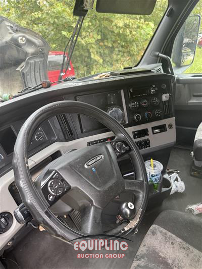 2019 Freightliner CASCADIA 6X4 T/A SLEEPER TRUCK