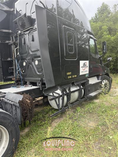 2019 Freightliner CASCADIA 6X4 T/A SLEEPER TRUCK
