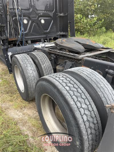 2019 Freightliner CASCADIA 6X4 T/A SLEEPER TRUCK