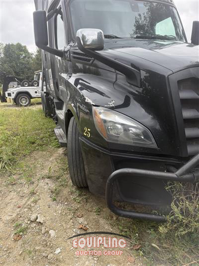 2019 Freightliner CASCADIA 6X4 T/A SLEEPER TRUCK