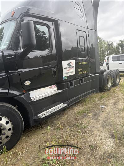 2019 Freightliner CASCADIA 6X4 T/A SLEEPER TRUCK