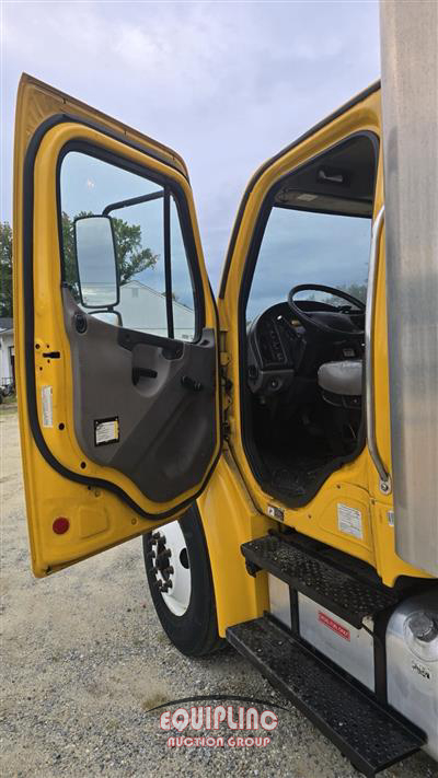 2018 Freightliner M2 4X2 26FT NON CDL BOX TRUCK
