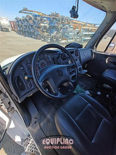 2013 Freightliner M2 4X2 S/A ROLLBACK TRUCK