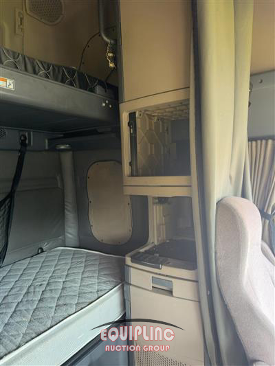 2018 Freightliner CASCADIA 6X4 T/A SLEEPER TRUCK