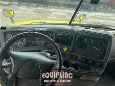 2018 Freightliner CASCADIA 6X4 T/A SLEEPER TRUCK