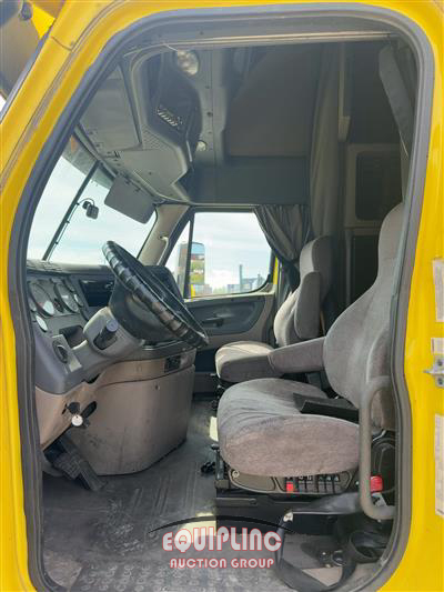 2018 Freightliner CASCADIA 6X4 T/A SLEEPER TRUCK