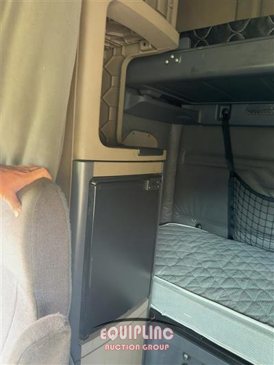 2018 Freightliner CASCADIA 6X4 T/A SLEEPER TRUCK