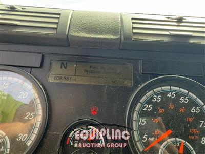 2018 Freightliner CASCADIA 6X4 T/A SLEEPER TRUCK