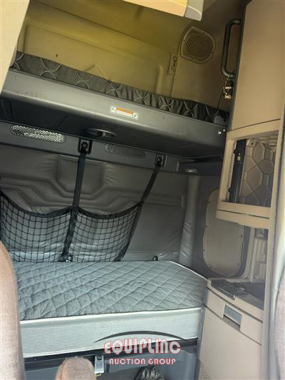 2018 Freightliner CASCADIA 6X4 T/A SLEEPER TRUCK