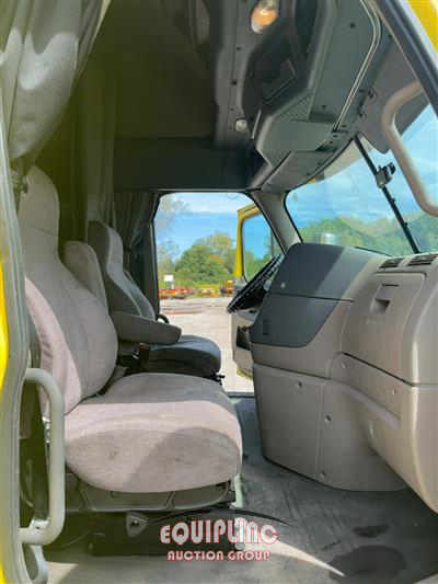 2018 Freightliner CASCADIA 6X4 T/A SLEEPER TRUCK