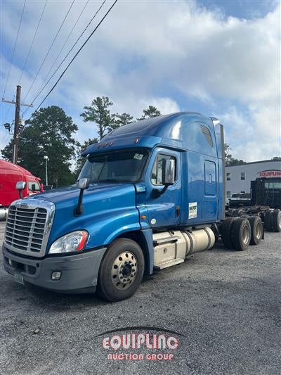 2018 Freightliner CASCADIA 6X4 T/A SLEEPER TRUCK