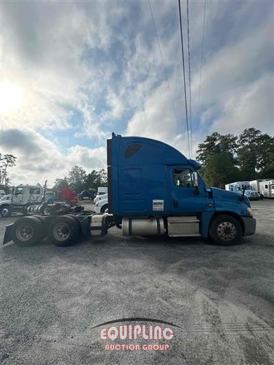 2018 Freightliner CASCADIA 6X4 T/A SLEEPER TRUCK