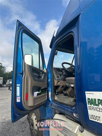 2018 Freightliner CASCADIA 6X4 T/A SLEEPER TRUCK