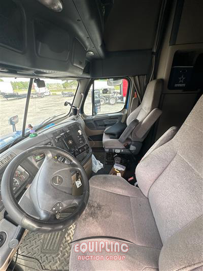 2018 Freightliner CASCADIA 6X4 T/A SLEEPER TRUCK