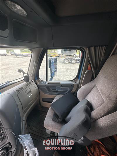 2018 Freightliner CASCADIA 6X4 T/A SLEEPER TRUCK
