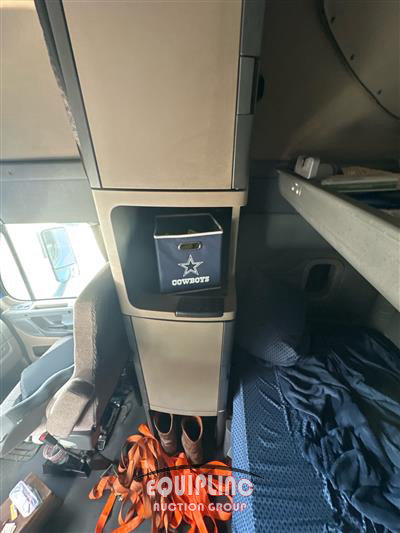 2018 Freightliner CASCADIA 6X4 T/A SLEEPER TRUCK