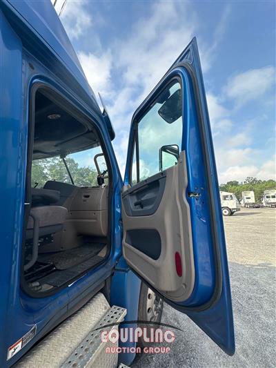 2018 Freightliner CASCADIA 6X4 T/A SLEEPER TRUCK