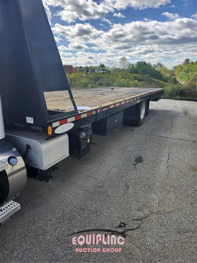 2017 Peterbilt 337 4X2 S/A 26FT FLATBED TRUCK