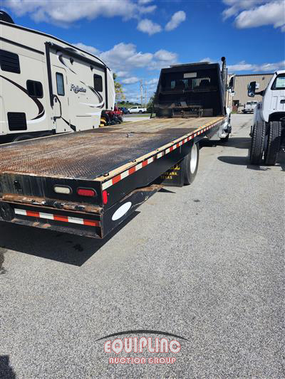 2017 Peterbilt 337 4X2 S/A 26FT FLATBED TRUCK