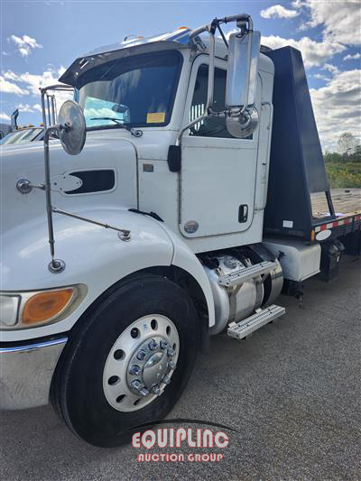 2017 Peterbilt 337 4X2 S/A 26FT FLATBED TRUCK