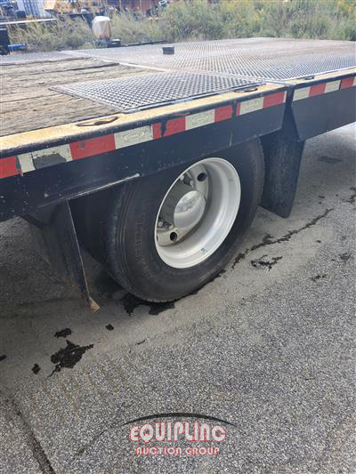 2017 Peterbilt 337 4X2 S/A 26FT FLATBED TRUCK