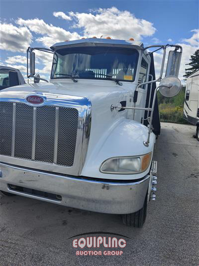 2017 Peterbilt 337 4X2 S/A 26FT FLATBED TRUCK