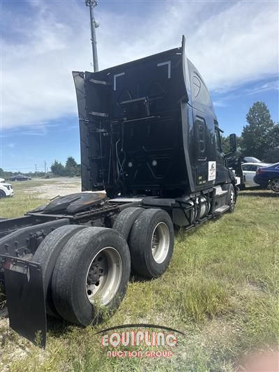 2019 Freightliner CASCADIA 6X4 T/A SLEEPER TRUCK