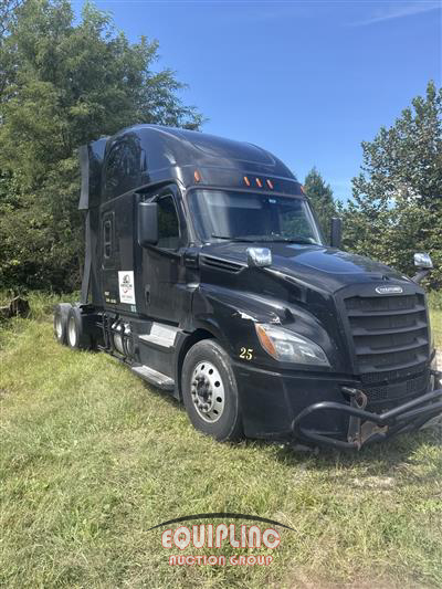 2019 Freightliner CASCADIA 6X4 T/A SLEEPER TRUCK