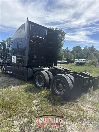 2019 Freightliner CASCADIA 6X4 T/A SLEEPER TRUCK