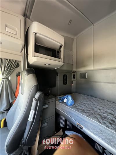 2021 Kenworth T680 6X4 T/A SLEEPER TRUCK TRA