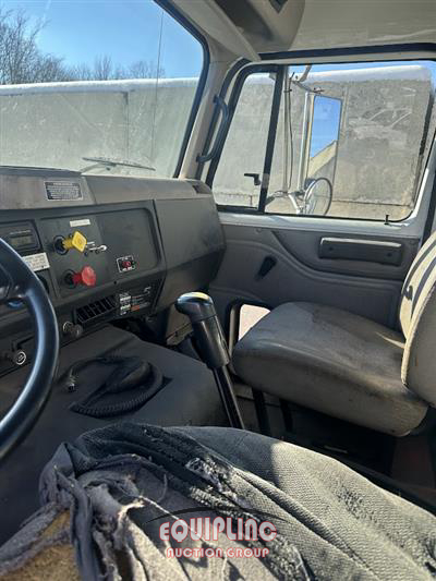 2001 International 8100 4X2 S/A DAY CAB TRUCK TRA