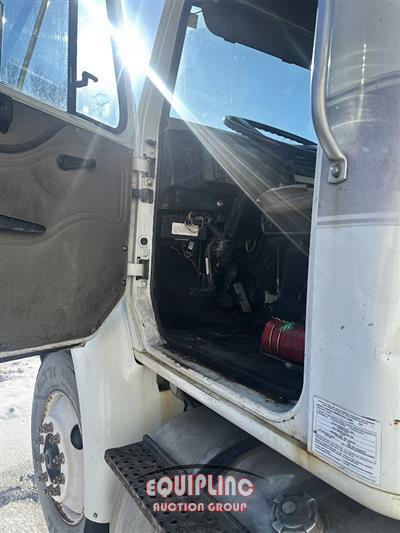 2001 International 8100 4X2 S/A DAY CAB TRUCK TRA