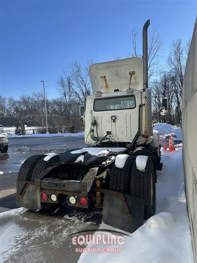 2001 International 8100 4X2 S/A DAY CAB TRUCK TRA